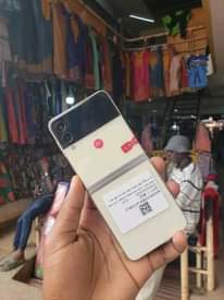 A picture of Galaxy S flip 5G call or what s app 0776259773