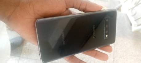 A picture of SAMSUNG S10 PLAIN