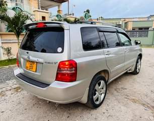 A picture of TOYOTA KLUGER FULL AC FULL DOCUMENTS BEI ...........12.7M GARI BADO