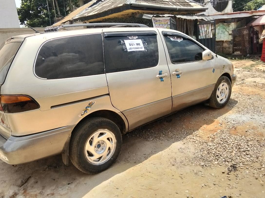 A picture of Toyota Sienna first body very clean