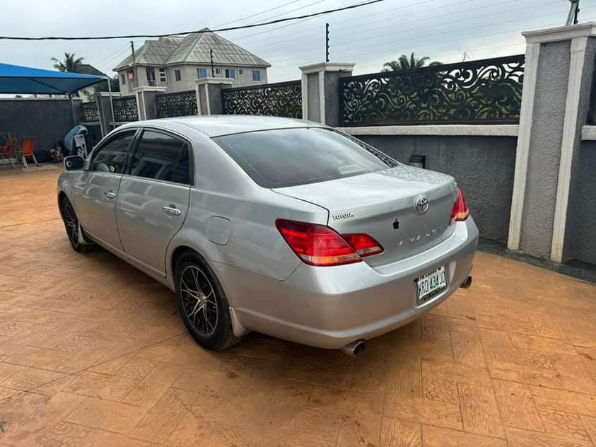 A picture of Few months registered 2005 Avalon complete first body Tokunbo standard