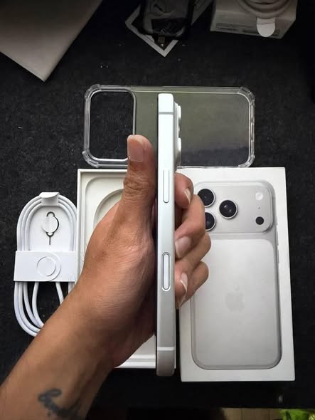 A picture of iPhone 17 PRO 256GB ACTIVE ESIM