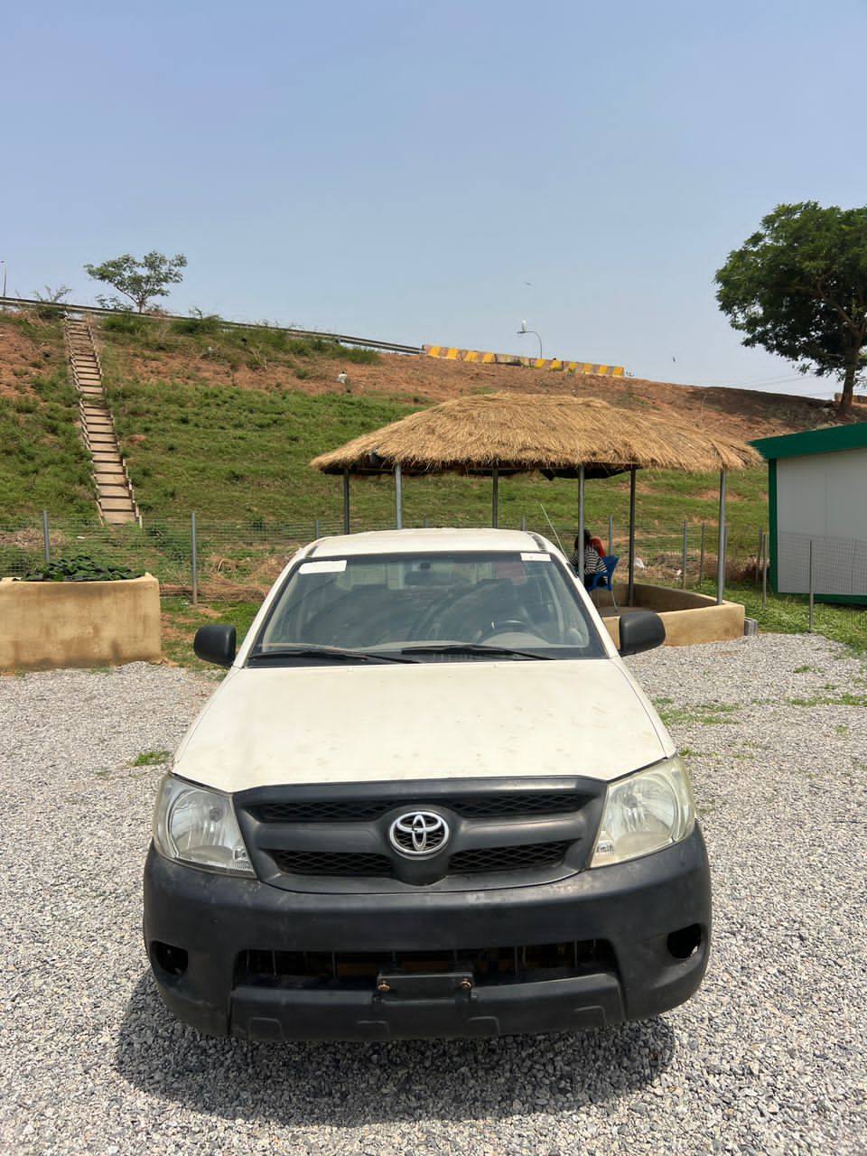 A picture of CLEAN 2005 MANUAL TOYOTA HILUX