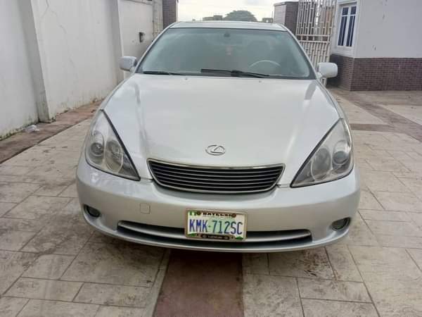 A picture of Highest grade Lexus ES 330 05 model Everything is intact