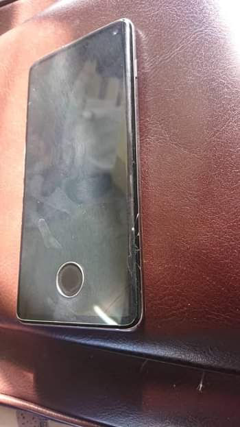A picture of Samsung s10 plain