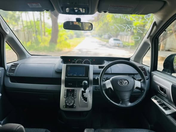 A picture of TOYOTA NOAH Si