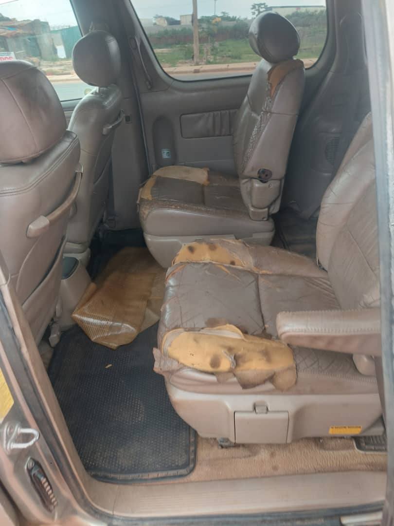 A picture of Toyota sienna 2002 registered 09066107030 