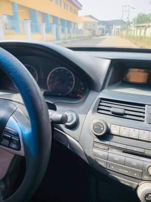 A picture of 2010 HONDA ACCORD COUPE 2 DOORS