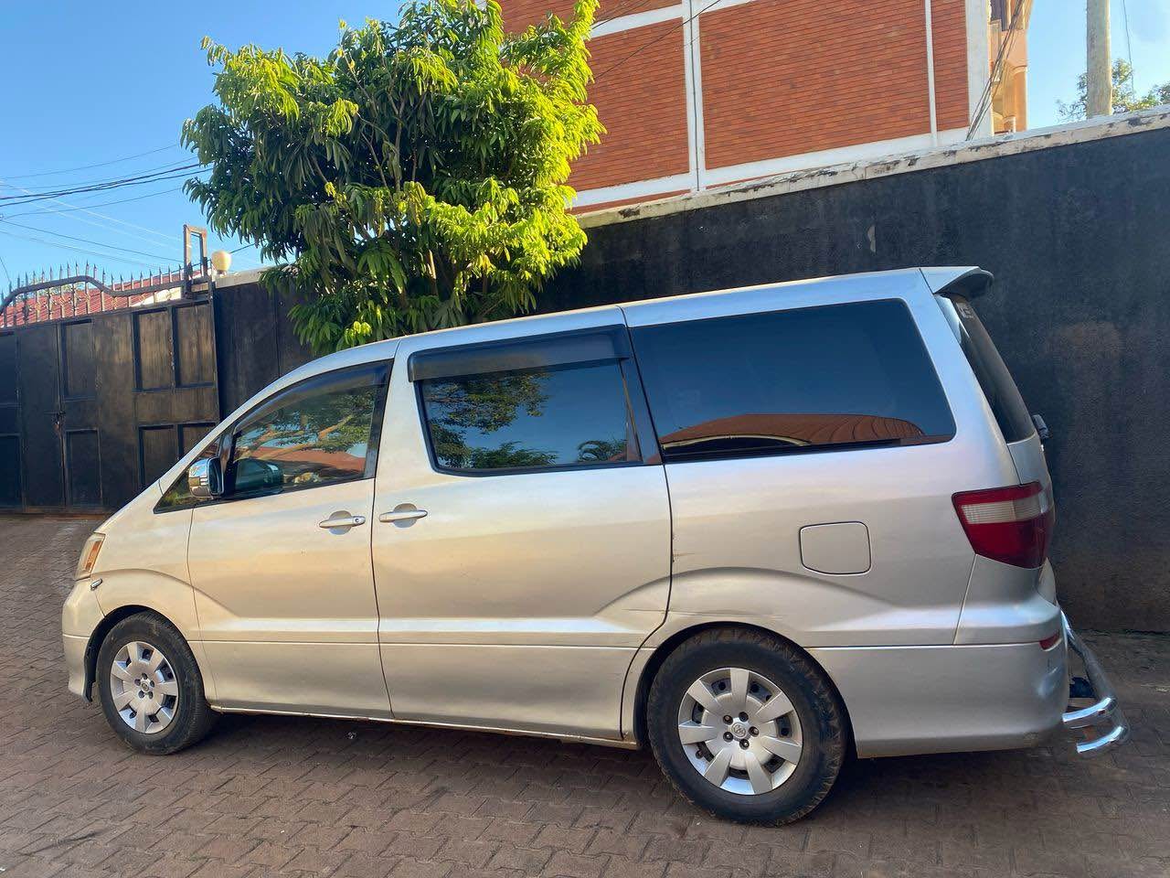 A picture of ALPHARD SILVER 2002 14m