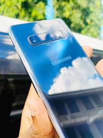 A picture of Samsung S10 plus