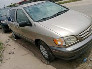 A picture of Foreign used 2003 model Toyota sienna le