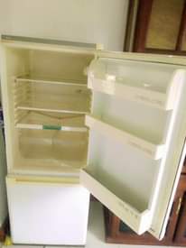 A picture of Fridge linauzwa bei poa sana inapiga kazi freshi hajui fundi