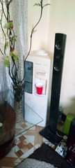 A picture of Water dispenser Inatoa maji moto na baridi Ina kifriji kidogo