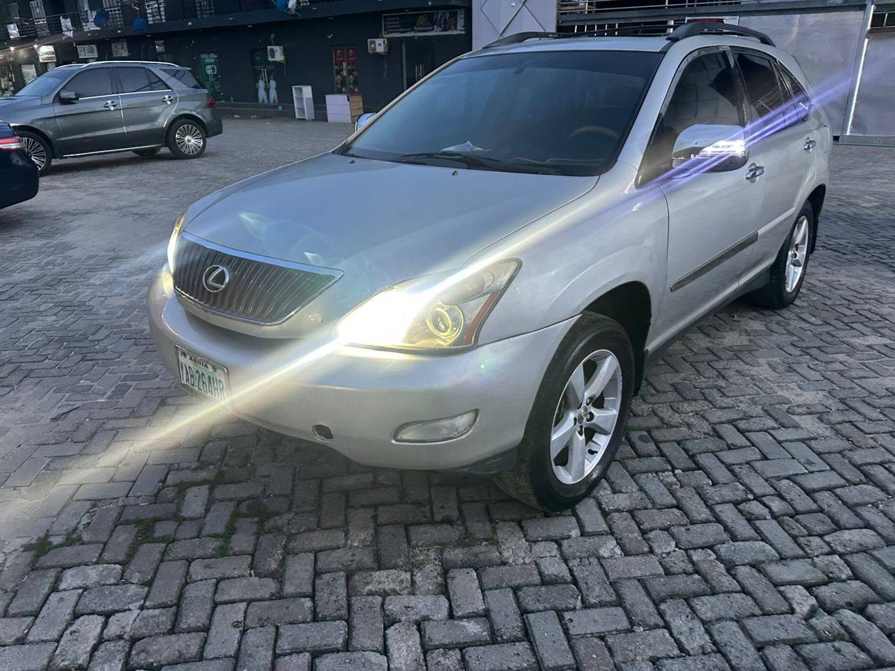 A picture of LEXUS RX330 06
