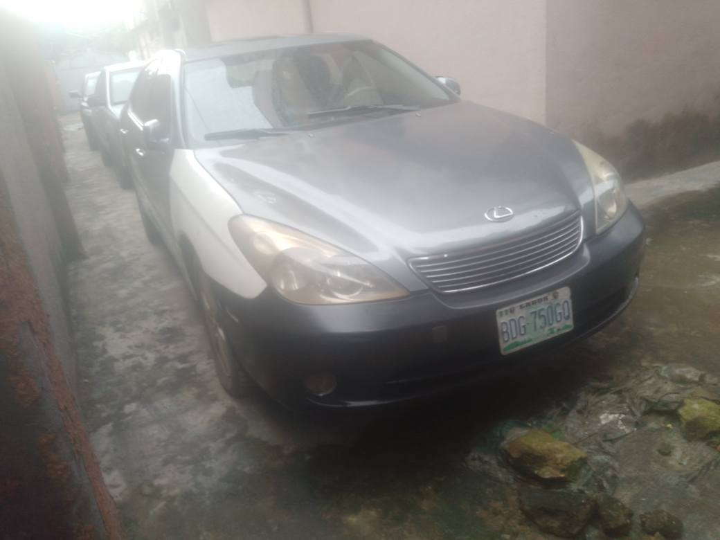 A picture of LEXUS ES 300
