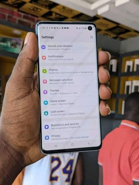 A picture of SAMSUNG S10 PLAIN