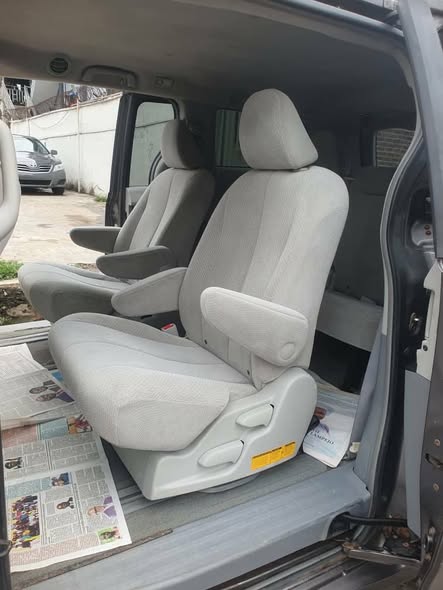 A picture of Toyota Sienna 012