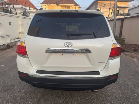 A picture of SHARPEST DEAL TOYOTA HIGHLANDER LIMITED 2012 REGISTERED BARELY FEW MONTHS