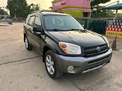 A picture of Tokunbo Toyota RAV4 2002 Tokunbo Toyota RAV4 with Factory fitted