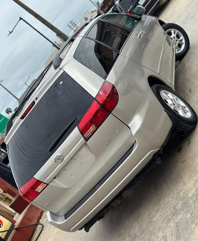 A picture of Toyota Sienna 2005 model Foreign used Tokunbo Factory fitted AC