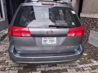 A picture of 2004 Toyota Sienna