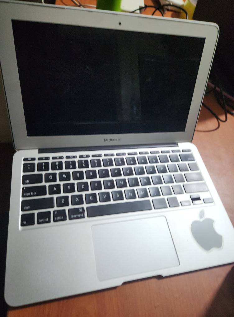 A picture of UK used Apple core i5 macbook air at 370k contact