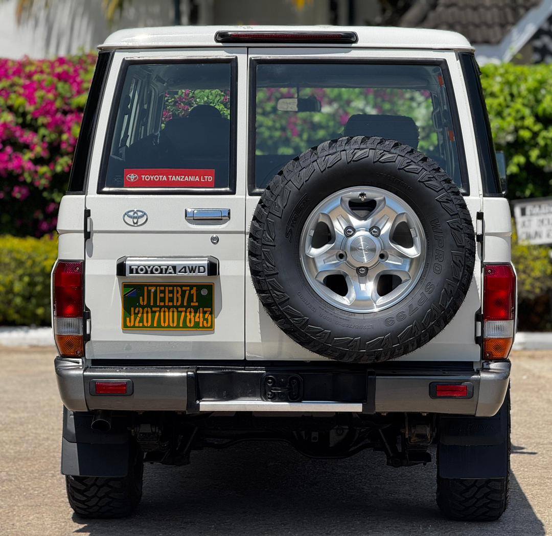 A picture of TOYOTA RAND CRUISER LX Price mil 129