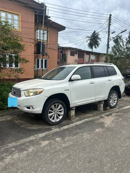 A picture of 2010 Highlander first body hybrid