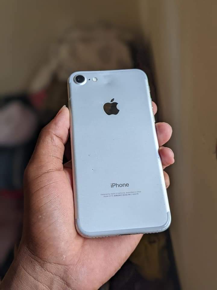 A picture of Iphone 7 plain