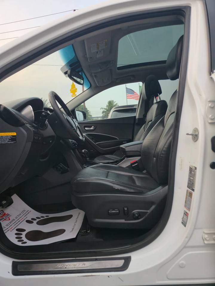 A picture of Hyundai Santa 2014