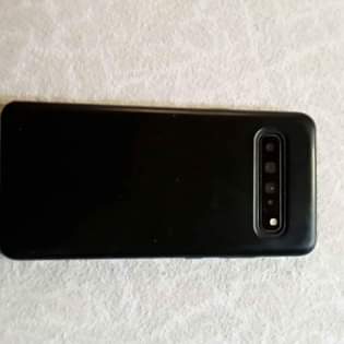 A picture of Samsung s10 Kioo kumekufa sema mashine ya ndani ni nzima