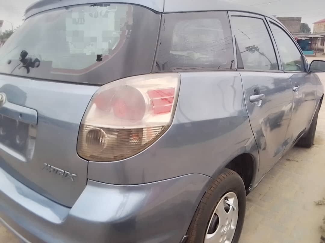 A picture of 06 model Toyota Matrix Engine Gear AC Good interior and