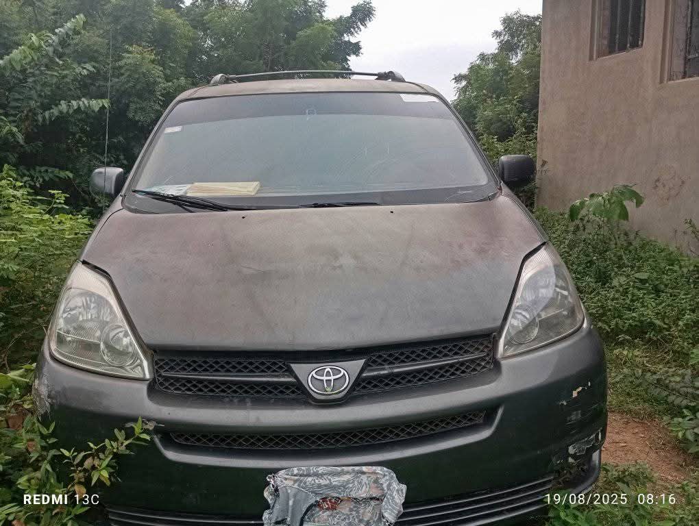 A picture of Toyota senia 05