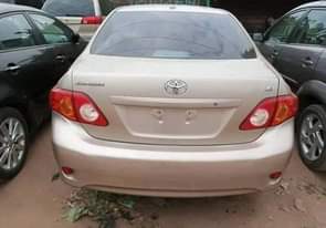 A picture of 2005 Gold Corolla le