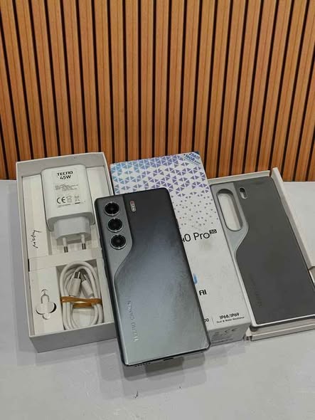 A picture of TECNO CAMON 40PRO AT 450K STORAGE 256GB 24GB RM BATTERY