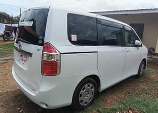 A picture of Toyota Noah 2008