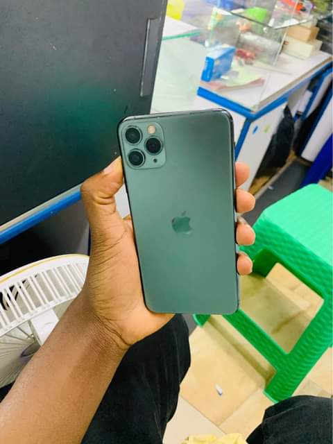 A picture of Iphone 11 Pro Max 256gb at 1.25m
