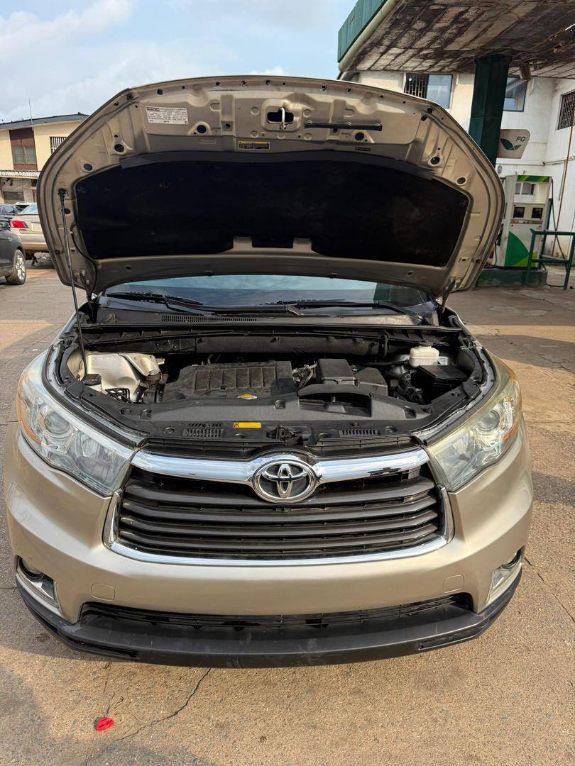 A picture of DISTRESS SALE OF FOREIGN USED 2015 TOYOTA HIGHLANDER XLE FULL