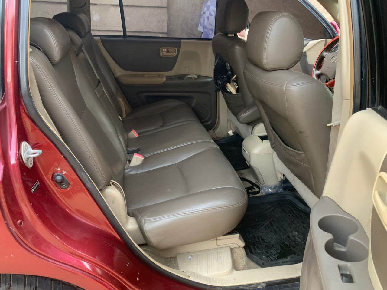 A picture of Toyota highlander on distress 08108649176