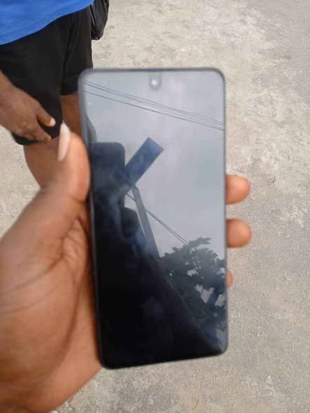 A picture of Infinix note 30pro with crack back
