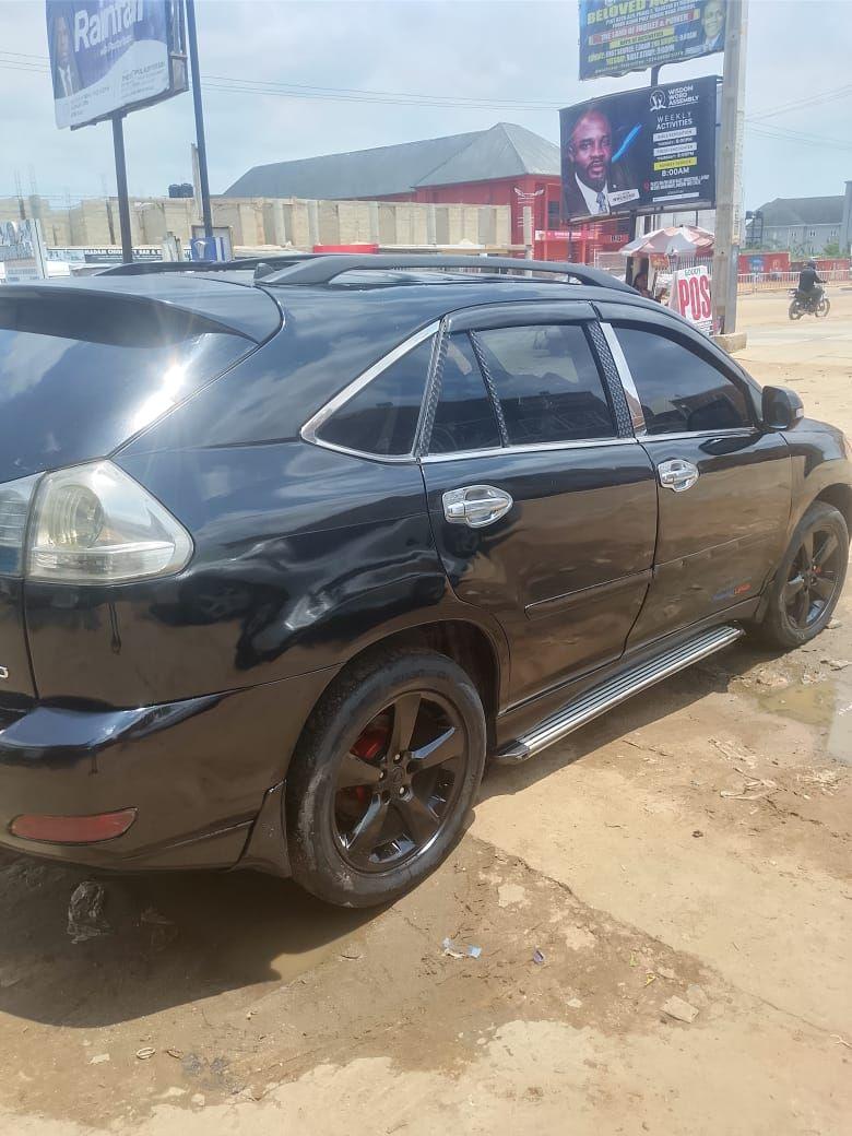 A picture of Lexus 330