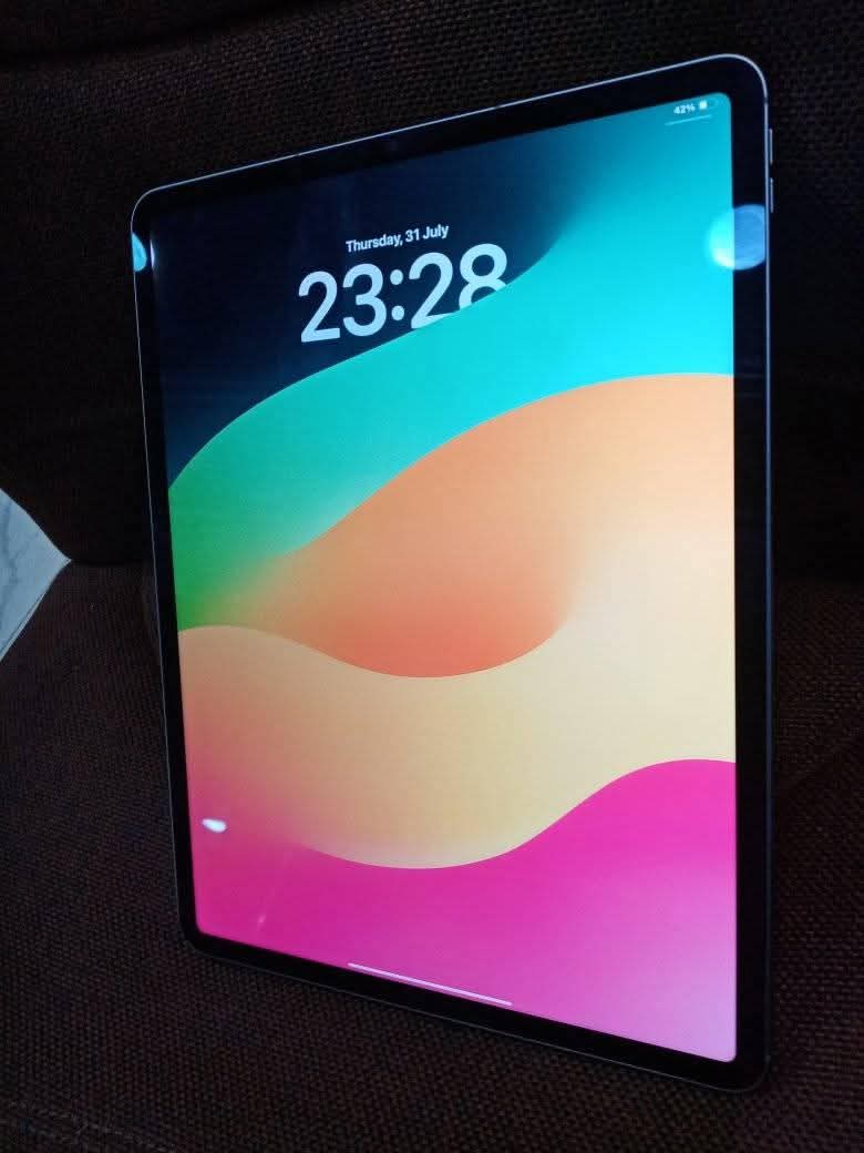 A picture of IPad pro 12 inches 6th generation 2t.b