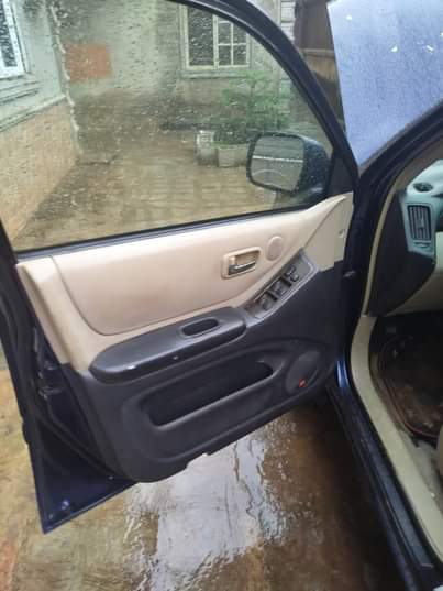 A picture of This is 2003 Toyota highlander 2 rows with everything working