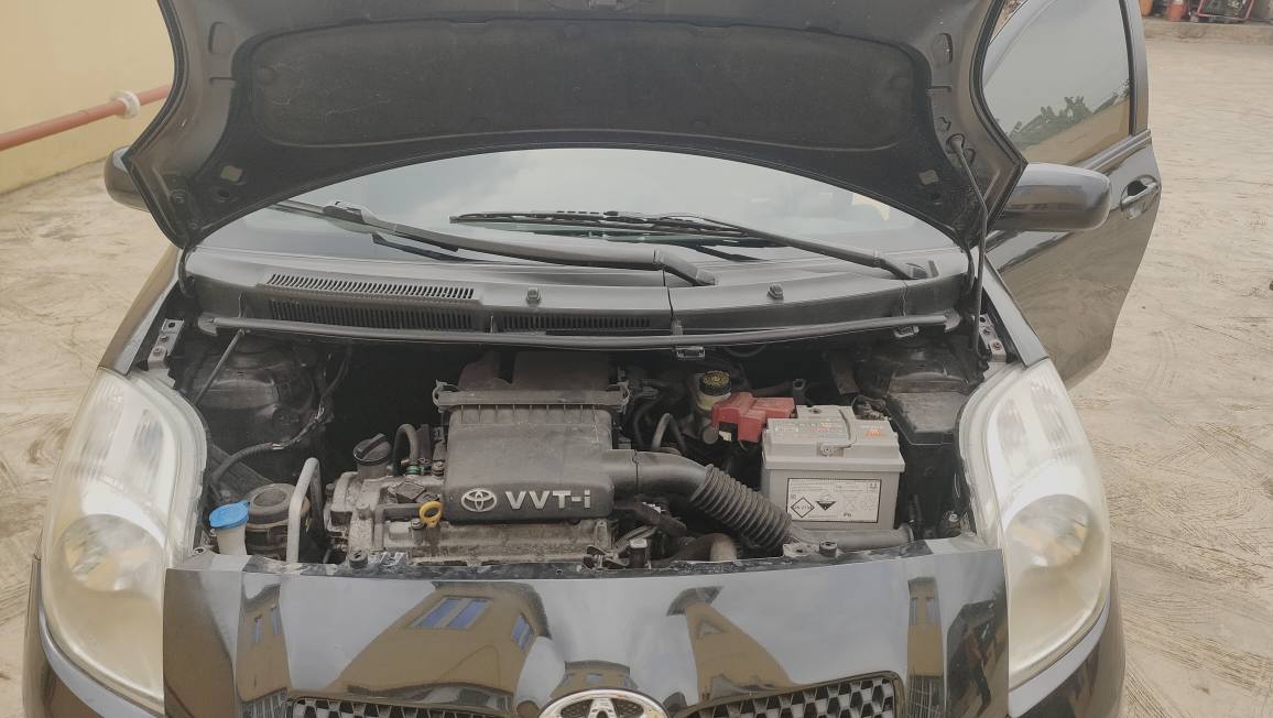 A picture of Cleaning tokunbo Toyota Yaris 09 010 very low fuel 7