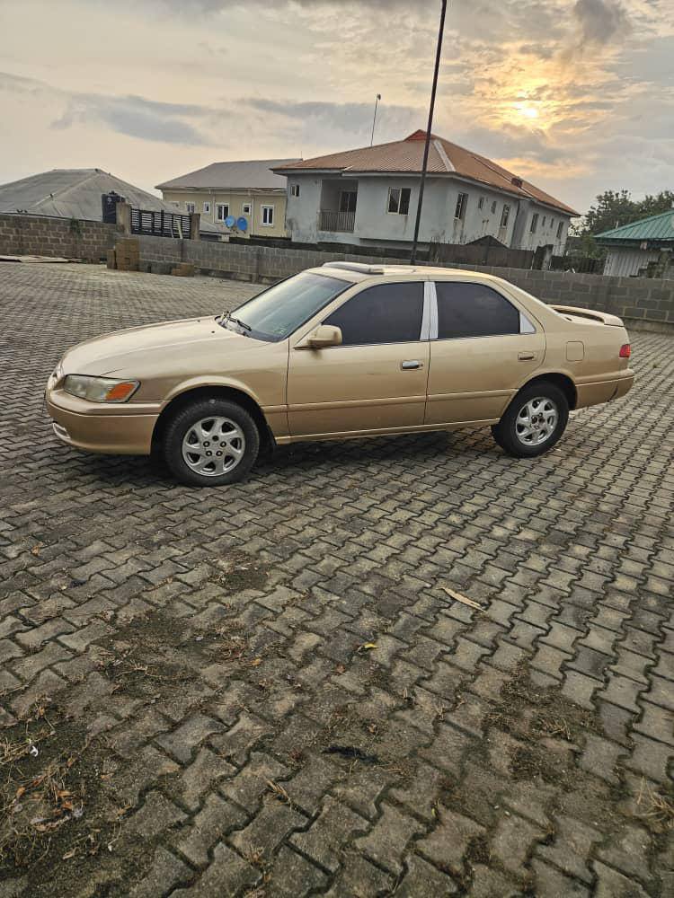 A picture of Toyota Camry tiny light registered 09066107030 