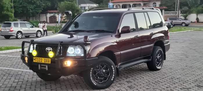 A picture of TOYOTA LAND CRUISER VX BEI MILLION 68 0789200764