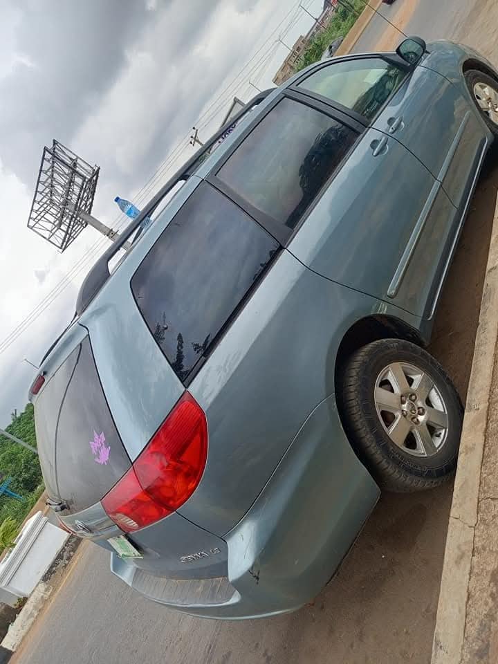 A picture of Fast fingers Toyota sienna 08 model Tokunbo standard Untouched engine
