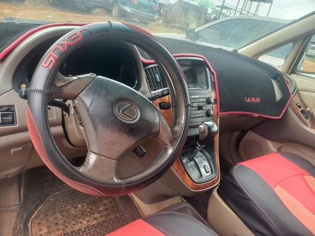 A picture of Lexus Rx300 