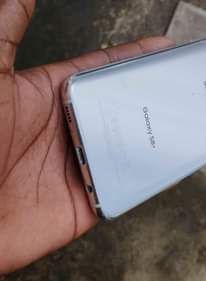 A picture of Samsung S8 plus 145 000 Tu