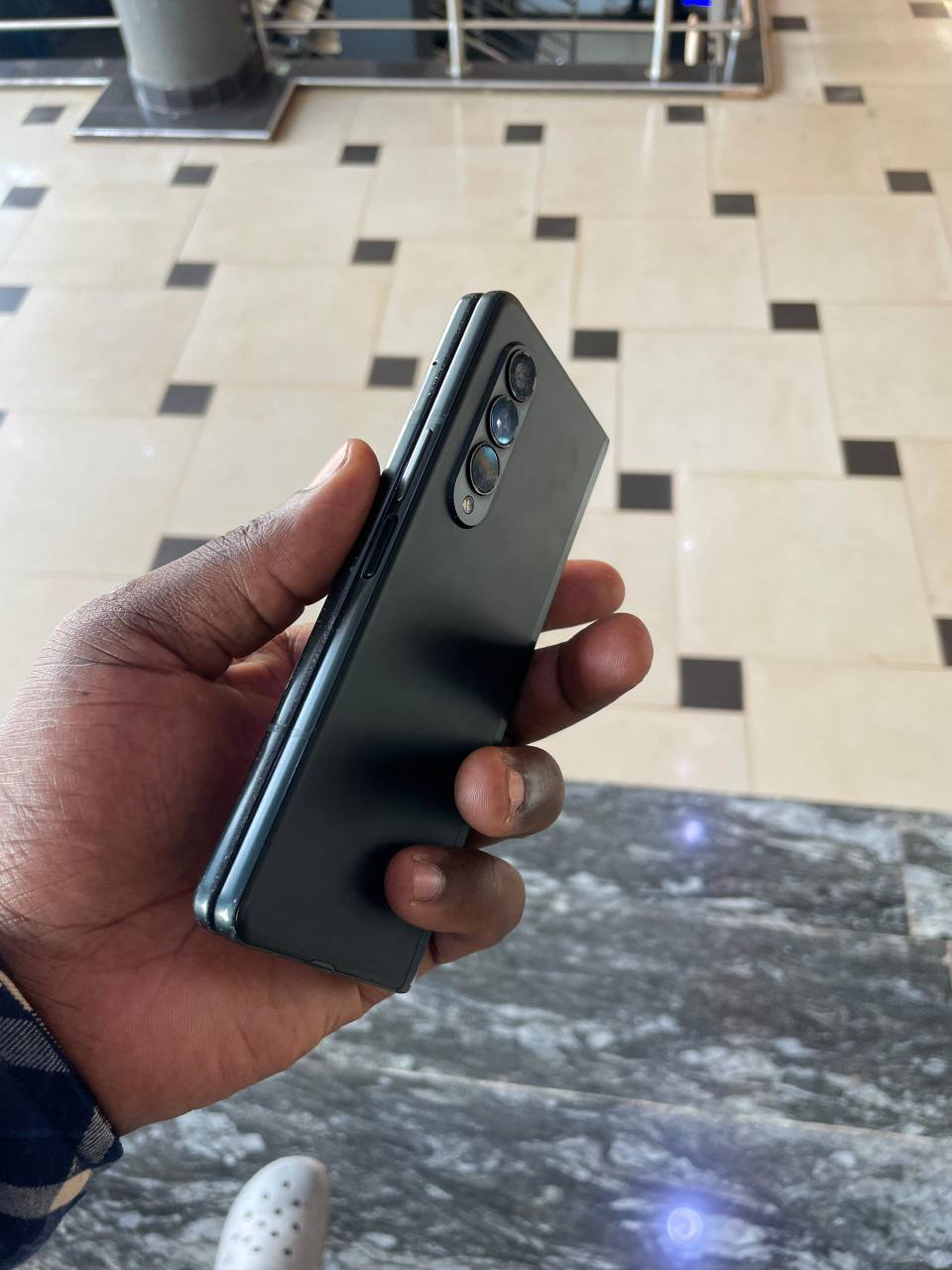 A picture of Samsung galaxy Z fold3 5G duos 512gb 12gbram faulty inside